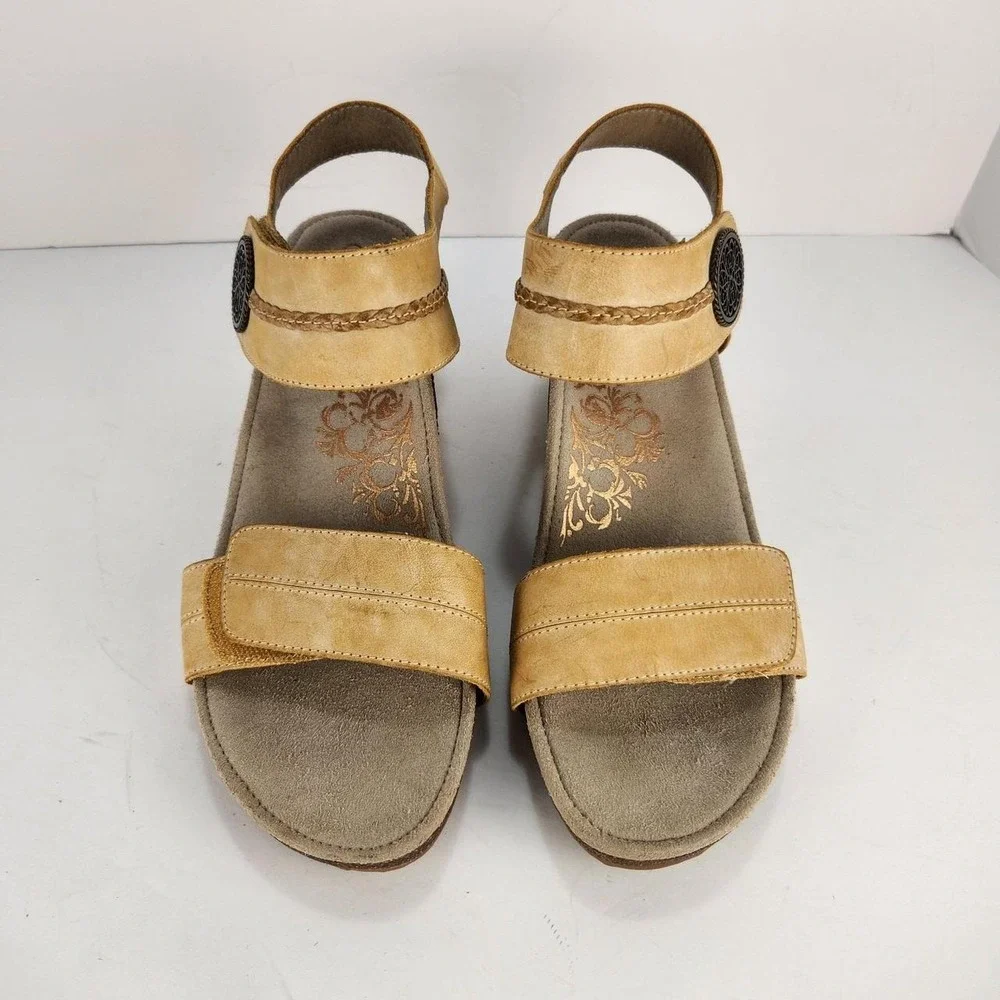 Aetrex Jillian Women's Size 10 Tan Leather Wedge Sandals Adjustable Comfort